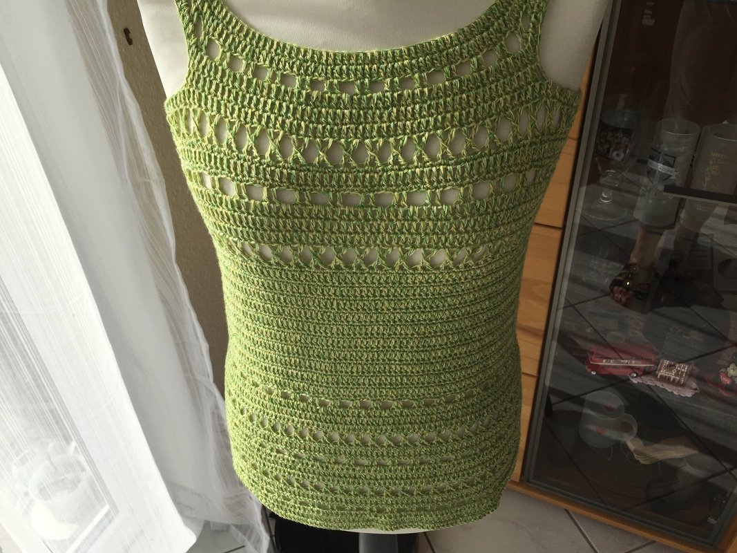 Hellgrünes gehäkeltes Damen-Top mit schmalen Trägern und Lochreihen