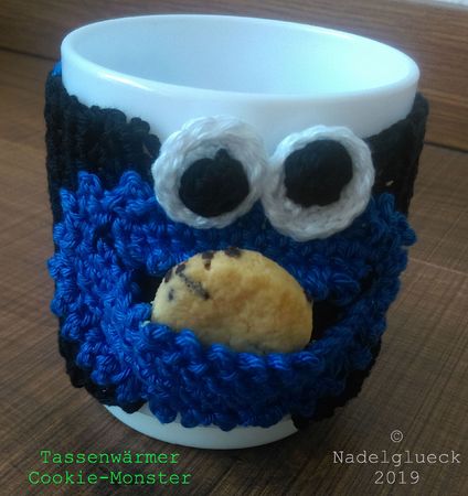 Tassenwärmer Cookie-Monster - gehäkelt, mit Tasche für Keks, für