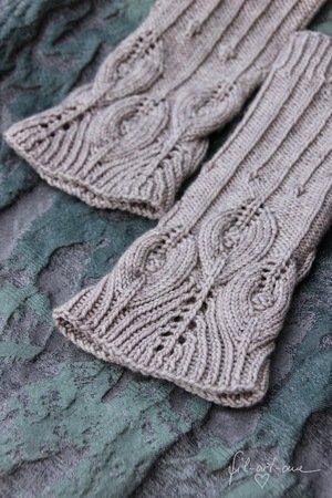 Arm Warmers “Feathers and Lines”, Knitting Pattern for 2 Sizes
