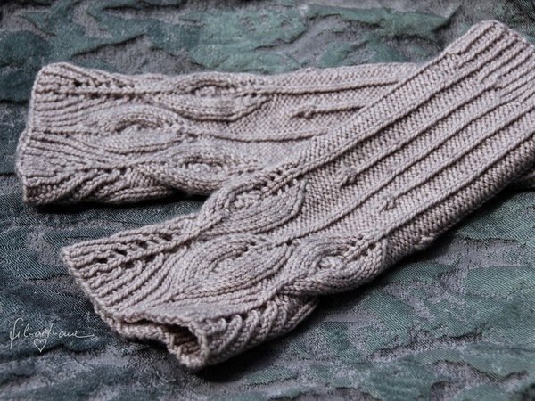 Arm Warmers “Feathers and Lines”, Knitting Pattern for 2 Sizes