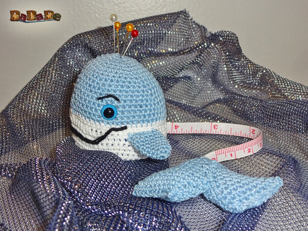 Hellblau-weißes gehäkeltes Wal-Nadelkissen mit Stecknadeln und Maßband