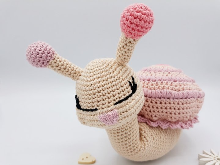 Schnecke Lilly- Häkelanleitung Amigurumi von Wolldiamant
