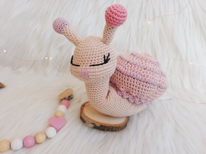 Schnecke Lilly- Häkelanleitung Amigurumi von Wolldiamant