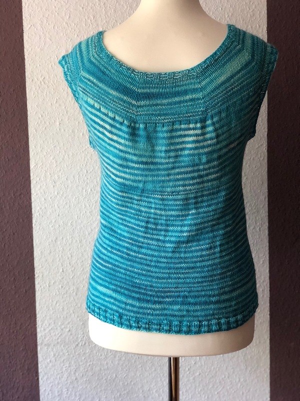 Rückenansicht eines türkis-blauen, glatt-rechts gestrickten Damen-Tops auf Schneiderpuppe