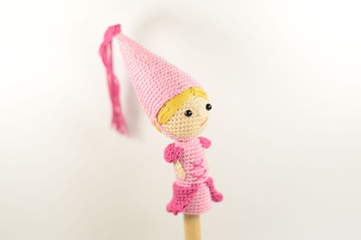 Rosa gehäkelte Prinzessinnen-Fingerpuppe auf Holzgriff