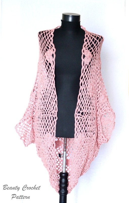 Rosafarbener gehäkelter Cardigan mit Rauten-Lochmuster auf einer Schneiderpuppe