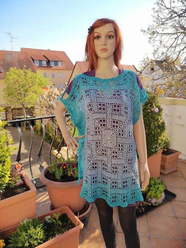 Mannequin trägt gehäkeltes Dreieckstuch in Türkis und Grau mit offenem Spitzenmuster