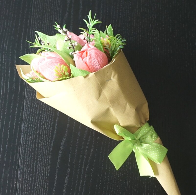 DIY: Tulpe aus Krepppapier mit einer Praline gefüllt