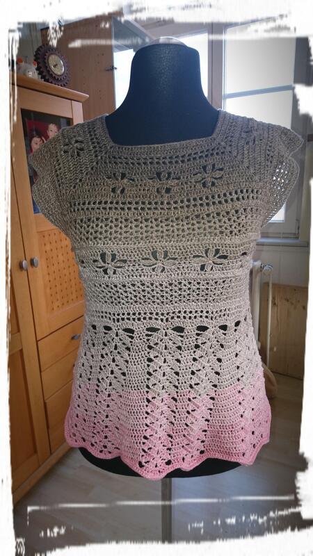 Gehäkeltes Damen‑Shirt Beige‑Rosa Ombré mit Blumenlochmuster auf schwarzer Schaufensterpuppe