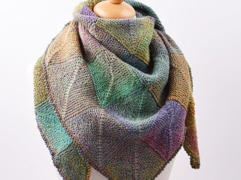 Gestricktes Dream Colour Dreieckstuch mit Patchwork-Technik