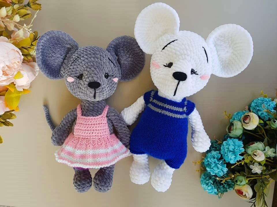 Zwei gehäkelte Amigurumi‑Mäuse nebeneinander, eine grau mit rosa Kleid, eine weiß mit blauem Strampler