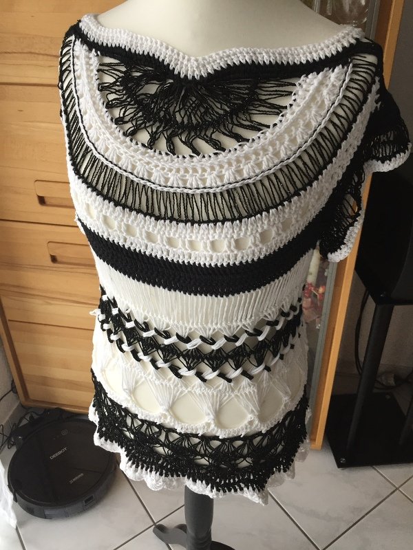 Schwarz-weißes gehäkeltes Top mit Lochmustern und Fransen auf Schneiderpuppe