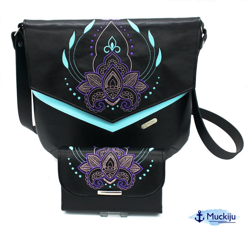 Schwarze Tasche und Geldbörse mit lila-türkis gesticktem Lotus-Mandala