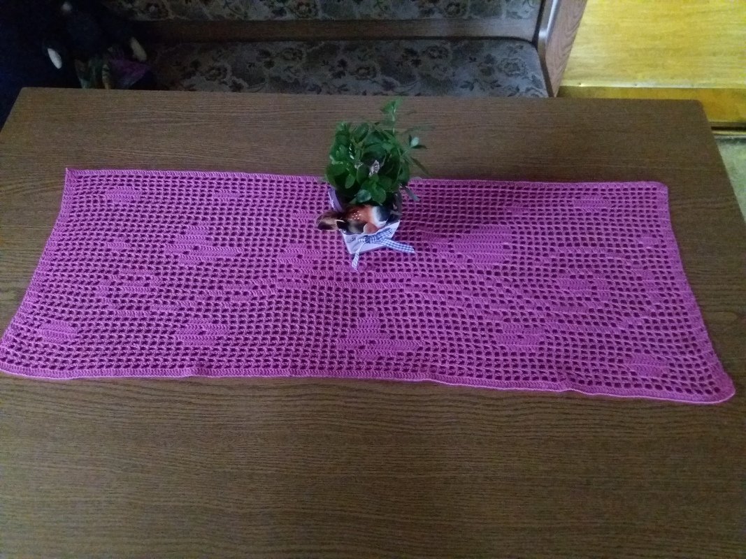 Rosa gehäkelter Tischläufer im Filet‑Häkelmuster mit Topfpflanze