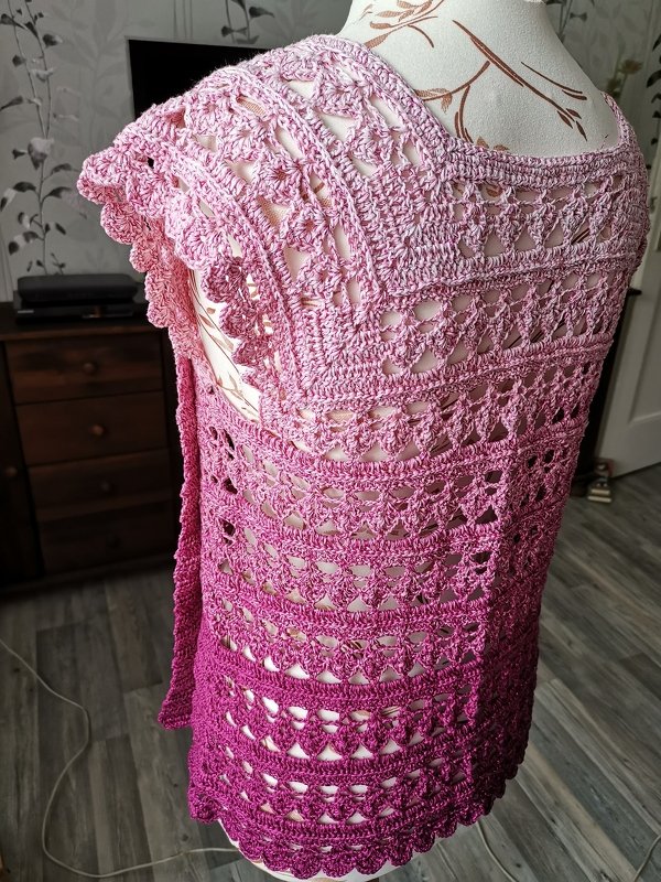 Ärmelloses gehäkeltes Damen-Top in Rosa-Ombré mit Lochmuster auf Schneiderbüste