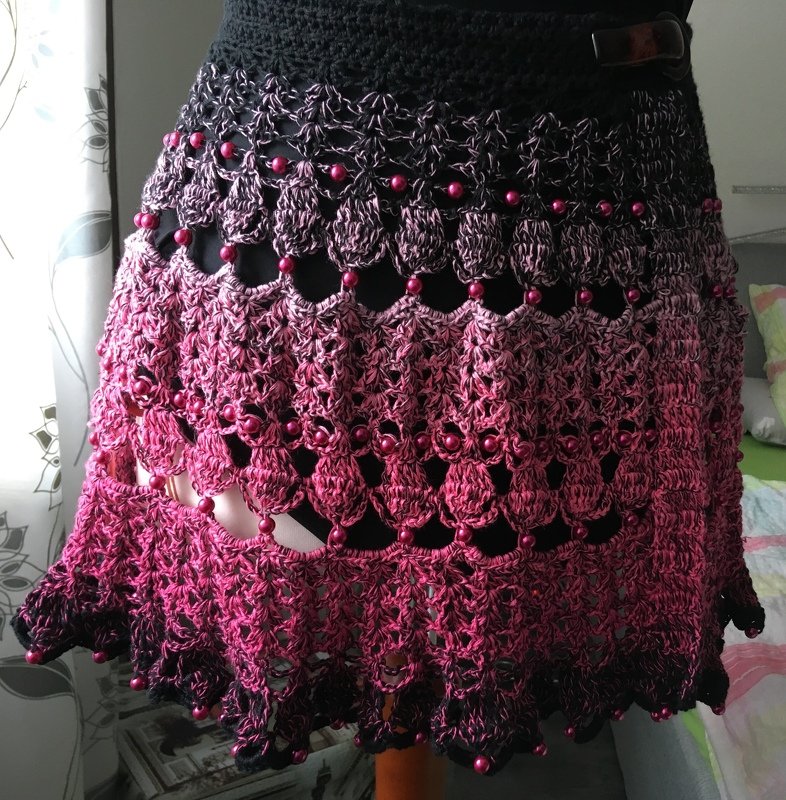 Gehäkelter Minirock in Schwarz und Pink mit Ombre-Verlauf und pinken Perlen
