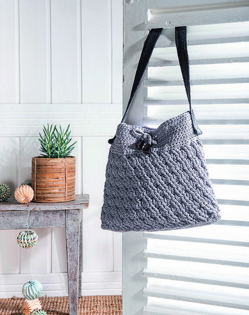 Gehäkelte graue Umhängetasche mit reliefartigem Muster und Kordelzug