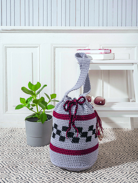 Gehäkelter runder Rucksackbeutel grau mit roten Streifen und schwarzem Karo-Motiv, Kordelzug