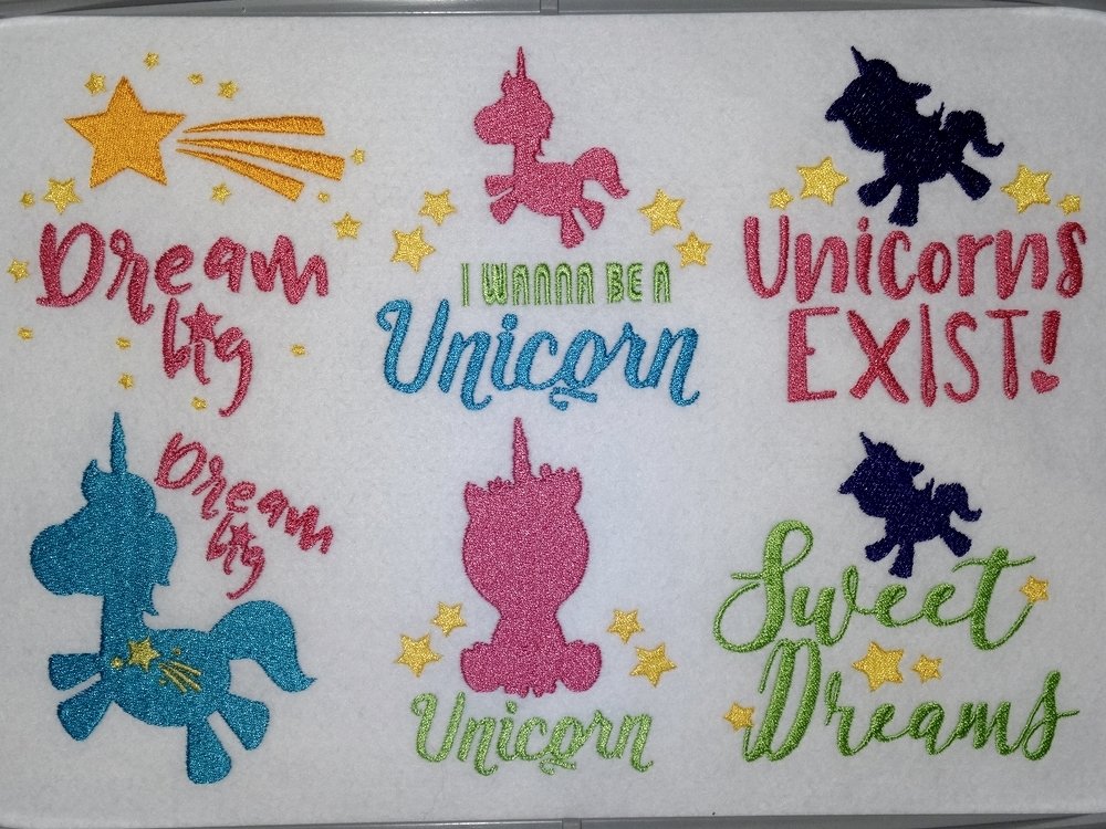 Sechs glitzernde Einhorn-Stickmotive in Pink, Türkis, Blau und Gelb mit Sternen und englischen Sprüchen