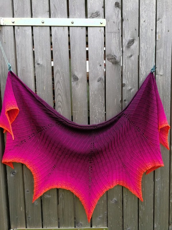 Strickanleitung "Bonfire" halbrundes Tuch