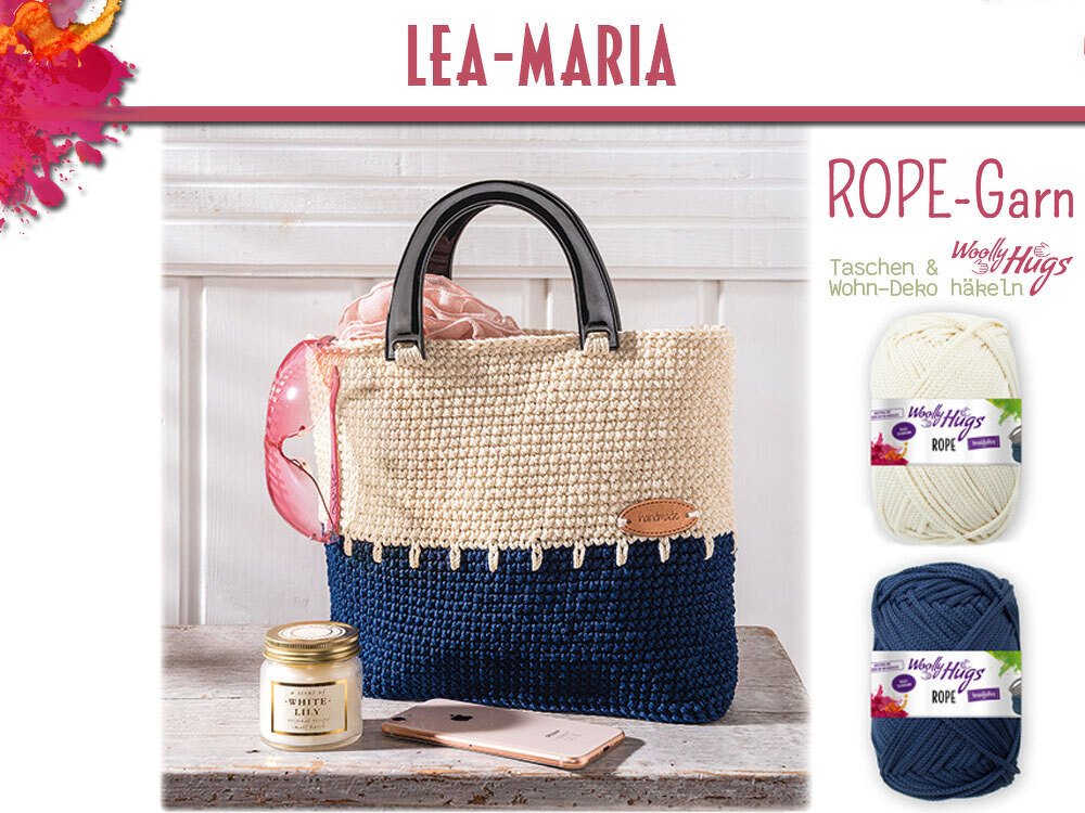 Gehäkelte Shopper-Tasche in Beige und Dunkelblau mit zwei Garnknäueln daneben.