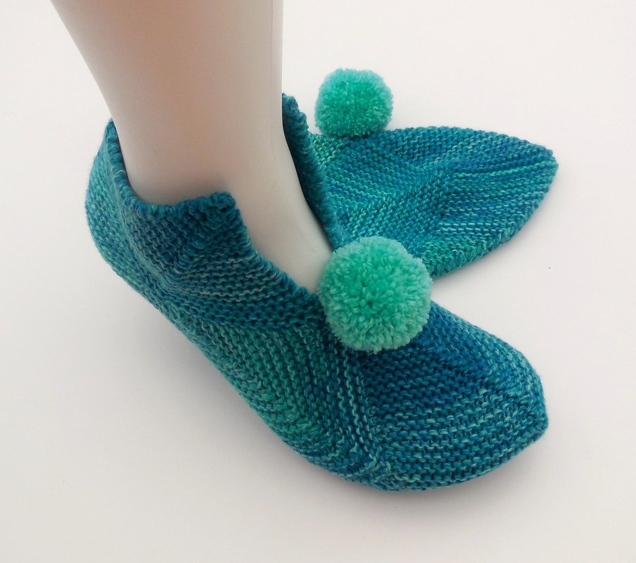 Petrol-türkise gestrickte Damen-Hausschuhe mit zwei grünen Pompons