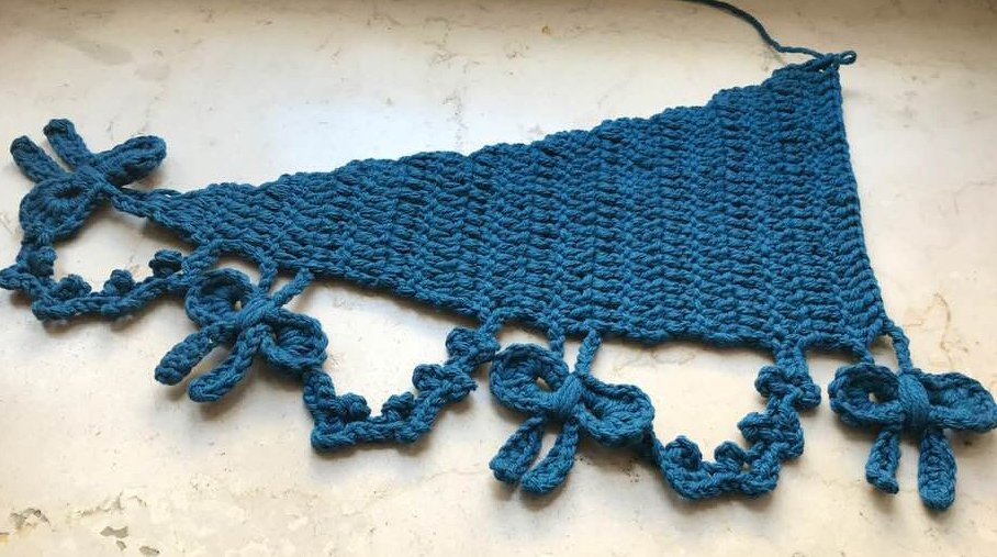 petrolfarbenes gehäkeltes Dreieck mit Bogenkante und Schleifenbordüre