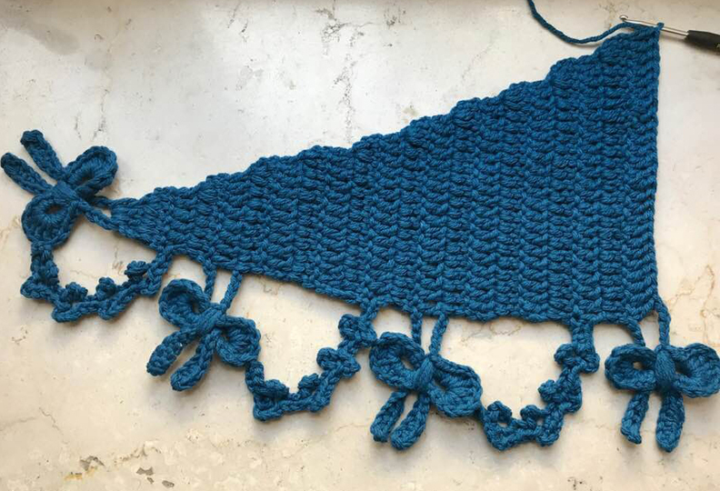 Dreieckstuch Borten-Muster „Jugendstil mit Schleifen“