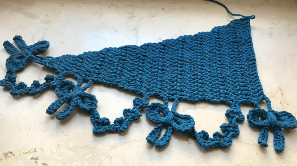 Dreieckstuch Borten-Muster „Jugendstil mit Schleifen“