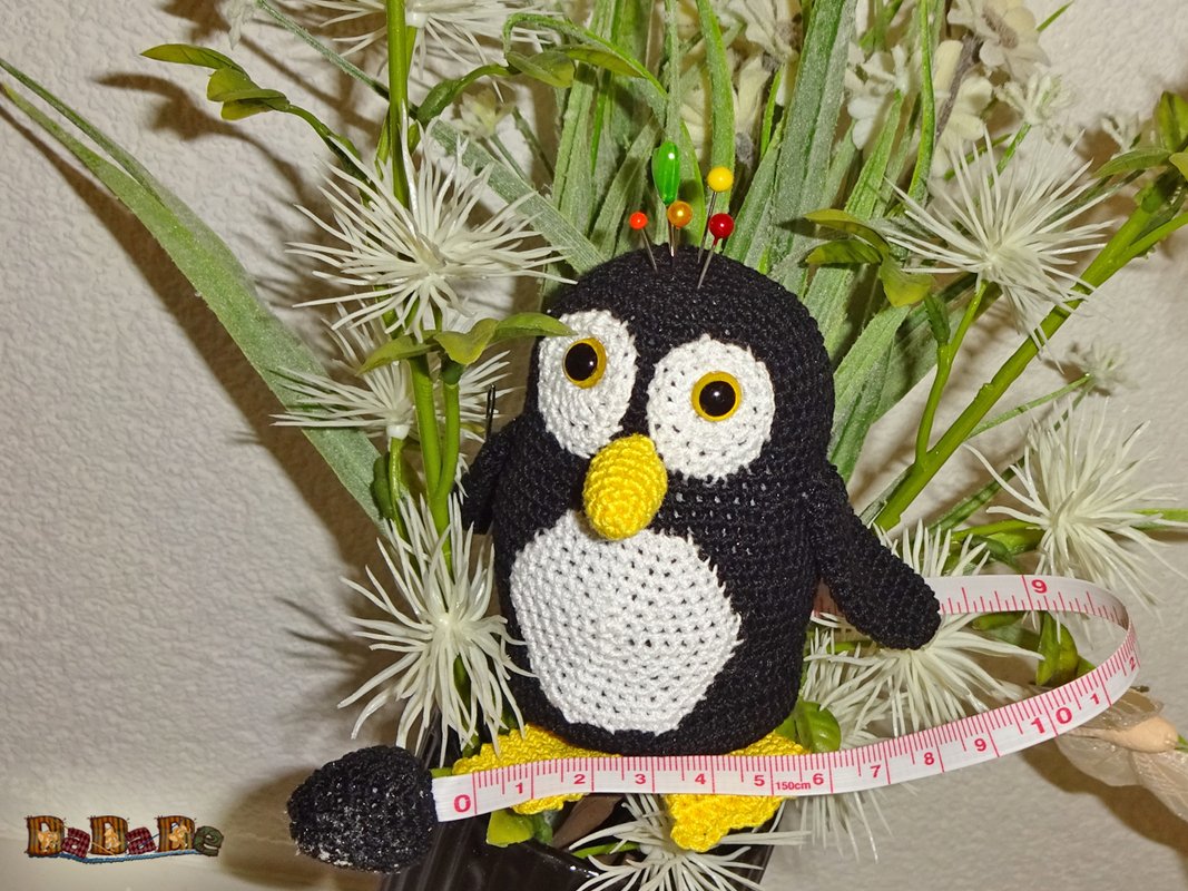 Kleines schnell gehäkeltes Pinguin-Nadelkissen mit Stecknadeln und Maßband