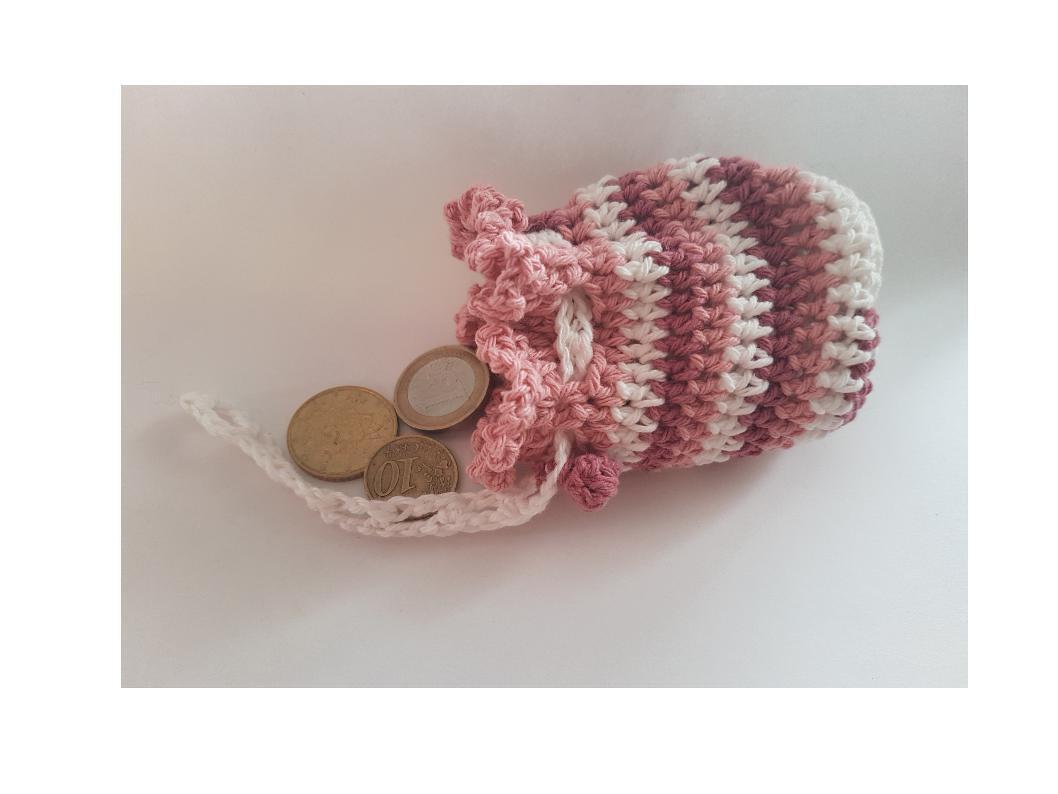 Schnell gehäkeltes kleines rosa-weißes Beutelchen mit Zugband und Münzen