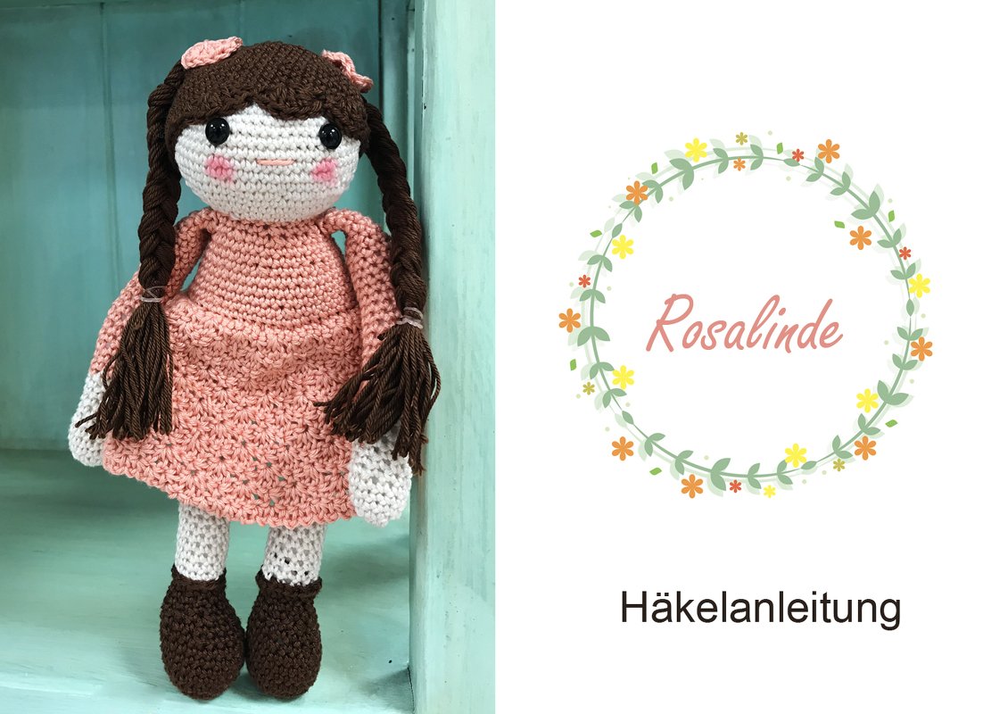 Nostalgische gehäkelte Puppe mit Zöpfen und pastellrosa Kleid neben dem floralen Logo 'Rosalinde Häkelanleitung'.