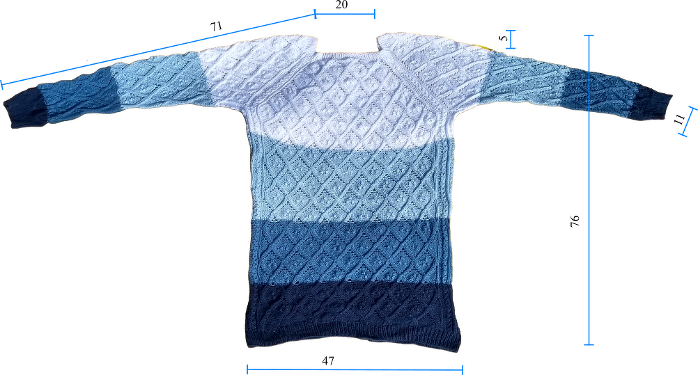 Langärmeliger Damenpullover mit Zopfmuster und horizontalen Blaustreifen
