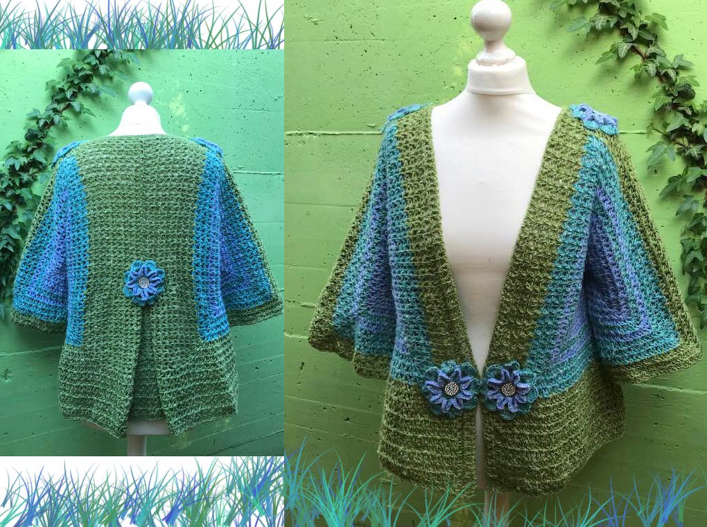 Gehäkelte Damenjacke in Grün und Blau auf Schneiderpuppe mit Blütenverschlüssen und kurzem Arm