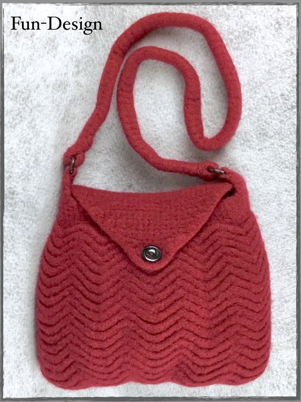 rote gehäkelte Filztasche mit Zickzackmuster, Umschlagklappe und langem Schulterriemen
