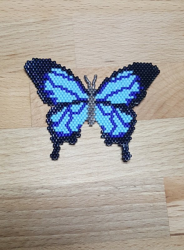 großer blauer Schmetterling "Bergschwalbenschwanz" / Perlenschmuckstück