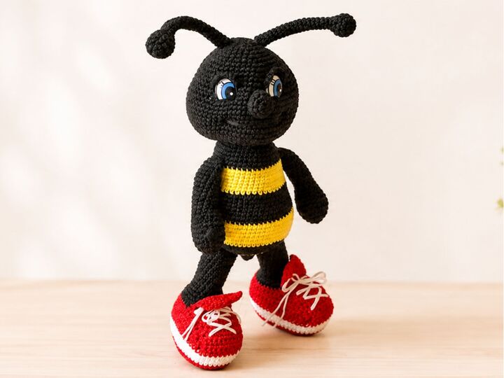 Crochet pattern for the bee Bo amigurumi with sneakers