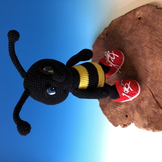 Crochet pattern for the bee Bo amigurumi with sneakers