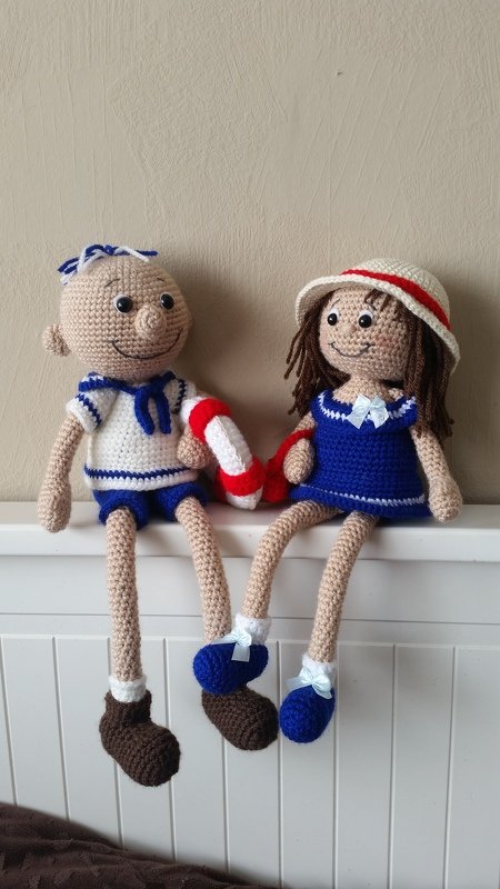 Zwei gehäkelte Amigurumi-Puppen im Matrosen-Look mit Rettungsring