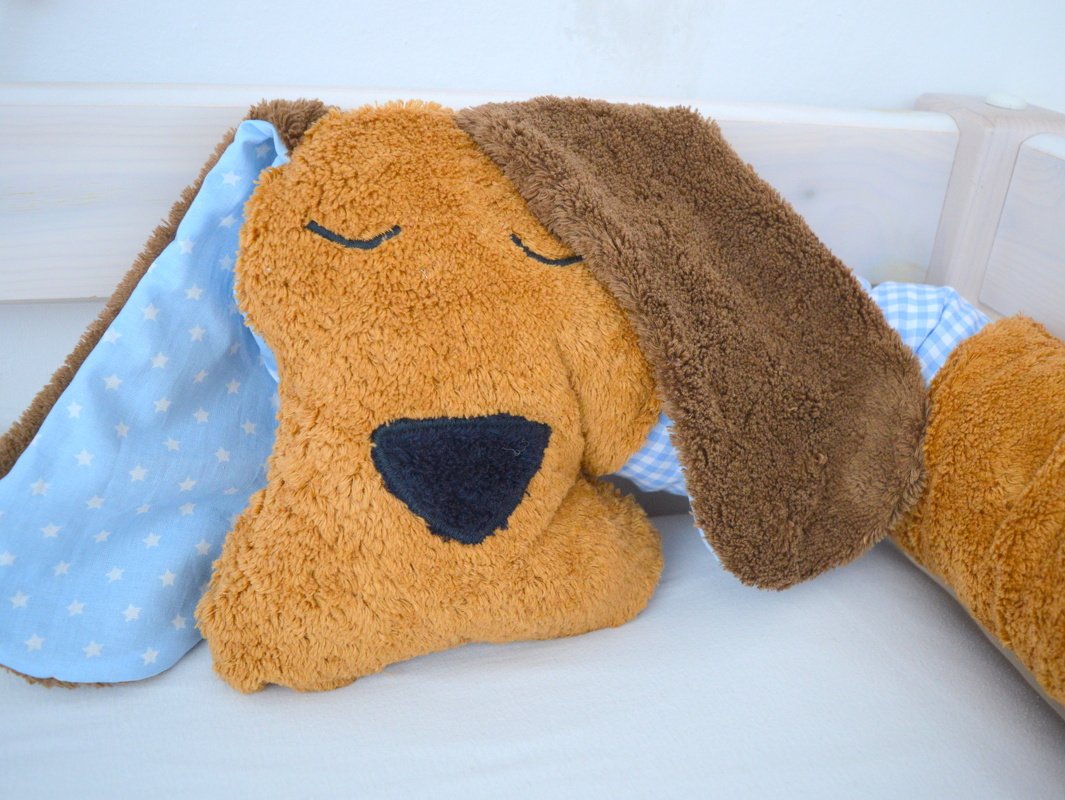 Stickdatei Hundegesicht passend zur Nähanleitung Bettschlange Hund Wacki 13x18cm