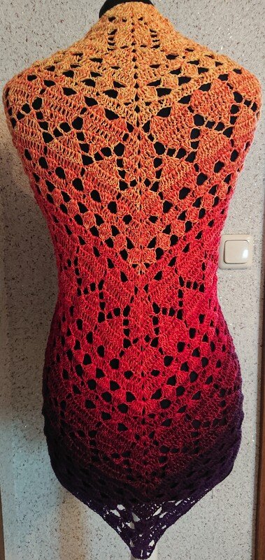 Gehäkeltes Dreieckstuch in Ombre-Orange, Rot und Lila auf einer Schneiderpuppe, Rückansicht