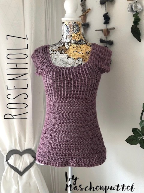Gehäkeltes Damen-Shirt in Mauve auf einer Schneiderpuppe, eckiger Ausschnitt und kurze Ärmel