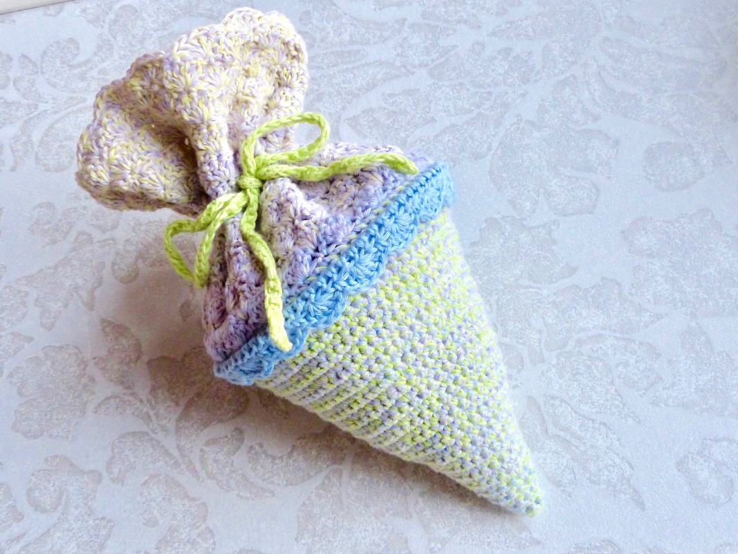 Gehäkelte konische Schultüte in Pastellfarben mit Kordelverschluss