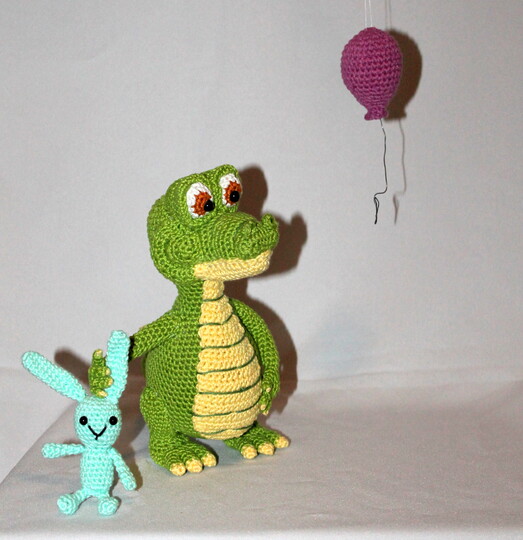 Crochet a Crocodile – Carol with a Balloon and a Little Bunny (EN & DE)