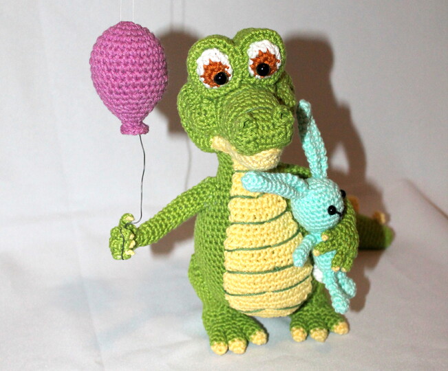 Krokodil häkeln – Carolin mit Luftballon und kleinem Häschen (DE & EN)