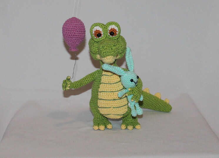 Krokodil häkeln – Carolin mit Luftballon und kleinem Häschen (DE & EN)