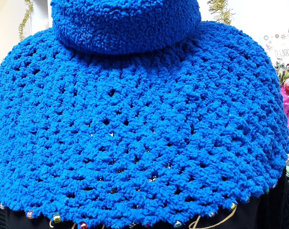 Leuchtend blauer Kragenschal mit Rollkragen, offener Maschenstruktur und Perlenrand