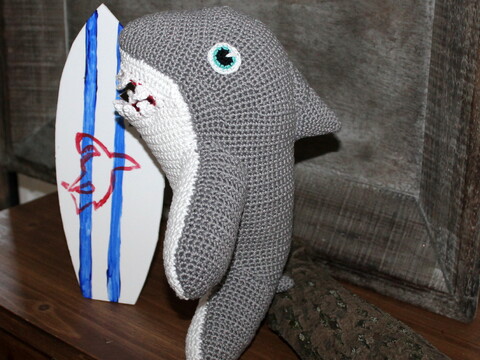 Crochet a Shark – Harry, a white shark with a red mouth (EN & DE)
