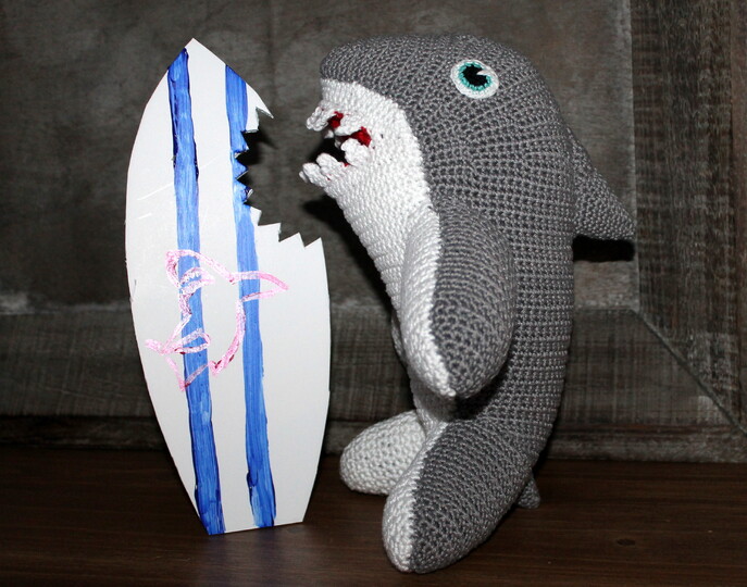 Crochet a Shark – Harry, a white shark with a red mouth (EN & DE)