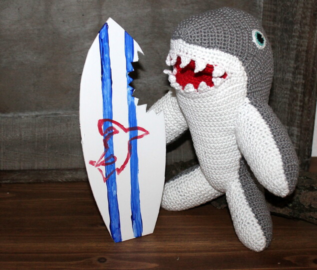 Crochet a Shark – Harry, a white shark with a red mouth (EN & DE)